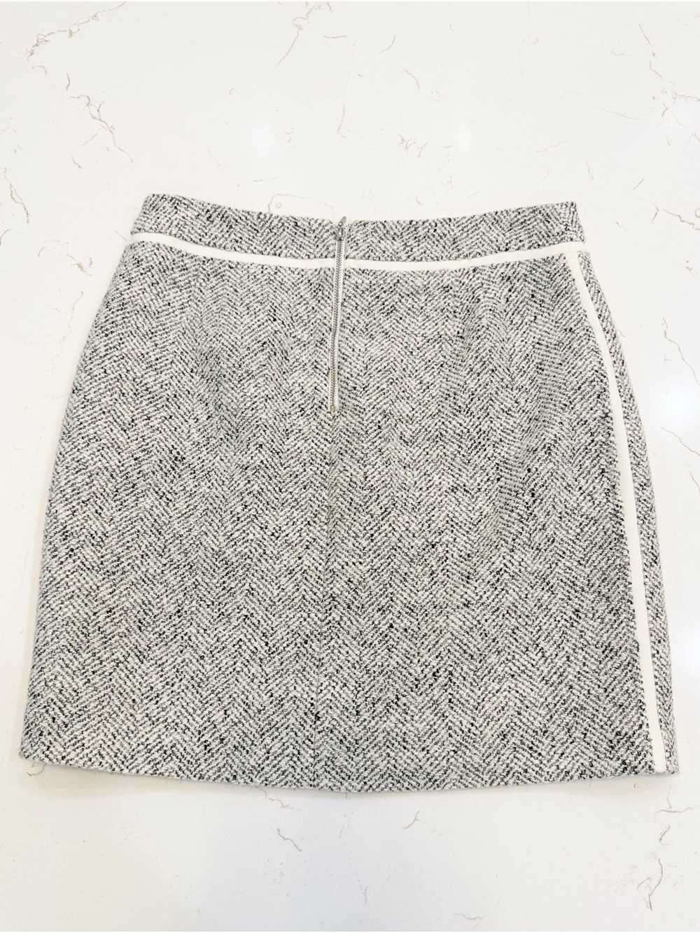 White House Black Market Herringbone Tweed Mini Skirt Size 6 - Picture 4 of 8